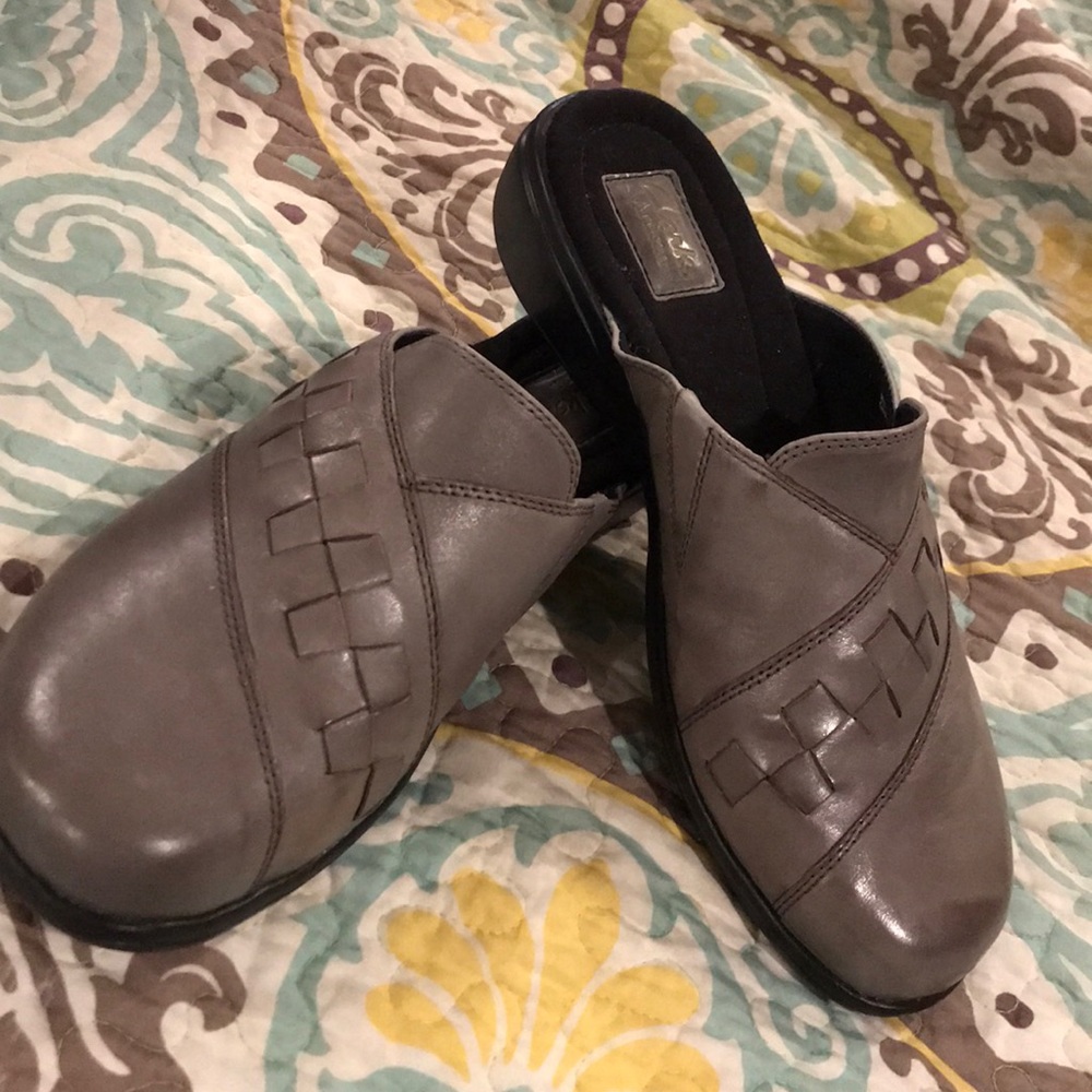 NWOT Clark’s leather upper mules